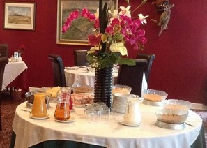 Breakfast (GBP 15 per person)