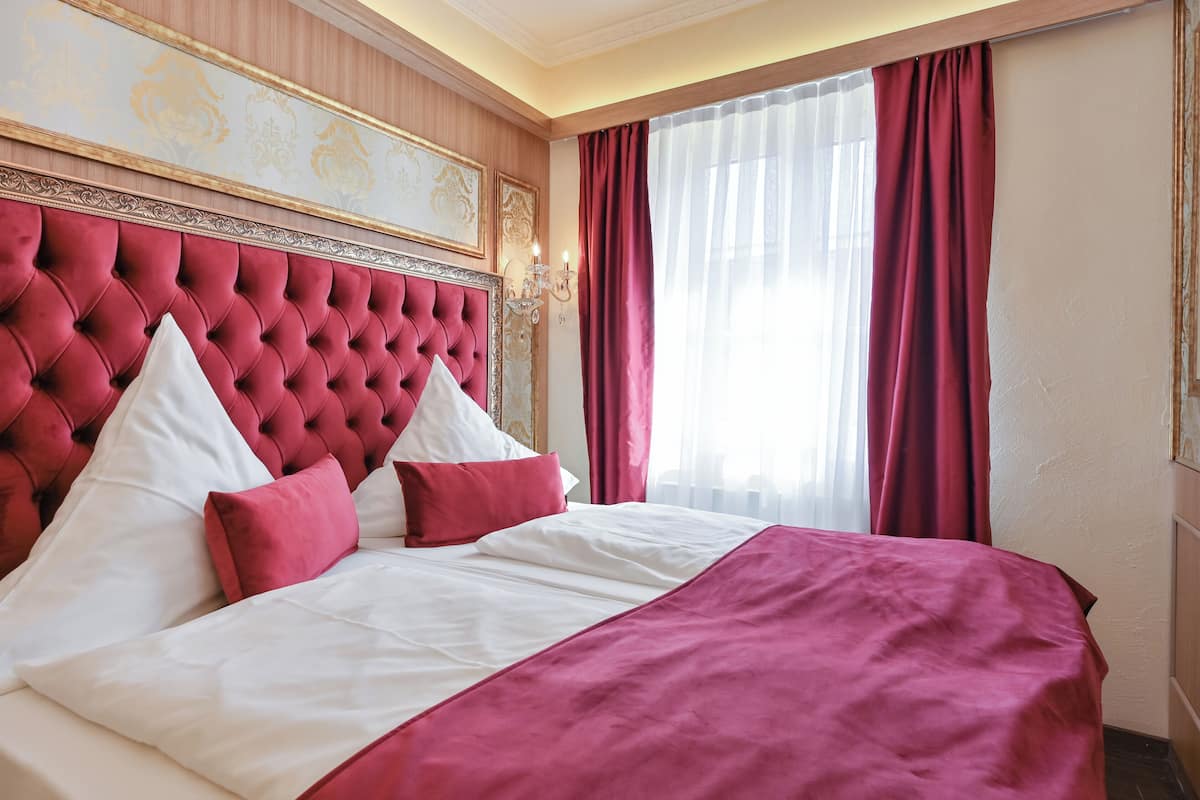 Classic Room | In-room safe, free WiFi, bed sheets