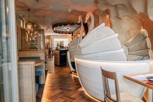 供应午餐和晚餐，德国菜，室外就餐