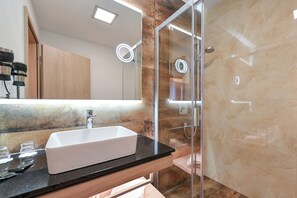 Deluxe Room | Bathroom | Shower, rainfall showerhead, free toiletries, hair dryer - Hotel & Restaurant Ludwigs (Fuessen)