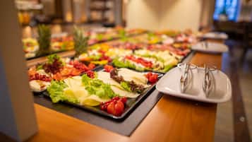 بوفيه فطور يوميًا بتكلفة قدرها (12.50 EUR للشخص)