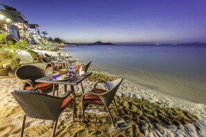 On the beach, sun loungers, beach umbrellas, beach bar - Enjoy Beach Hotel (Koh Samui)