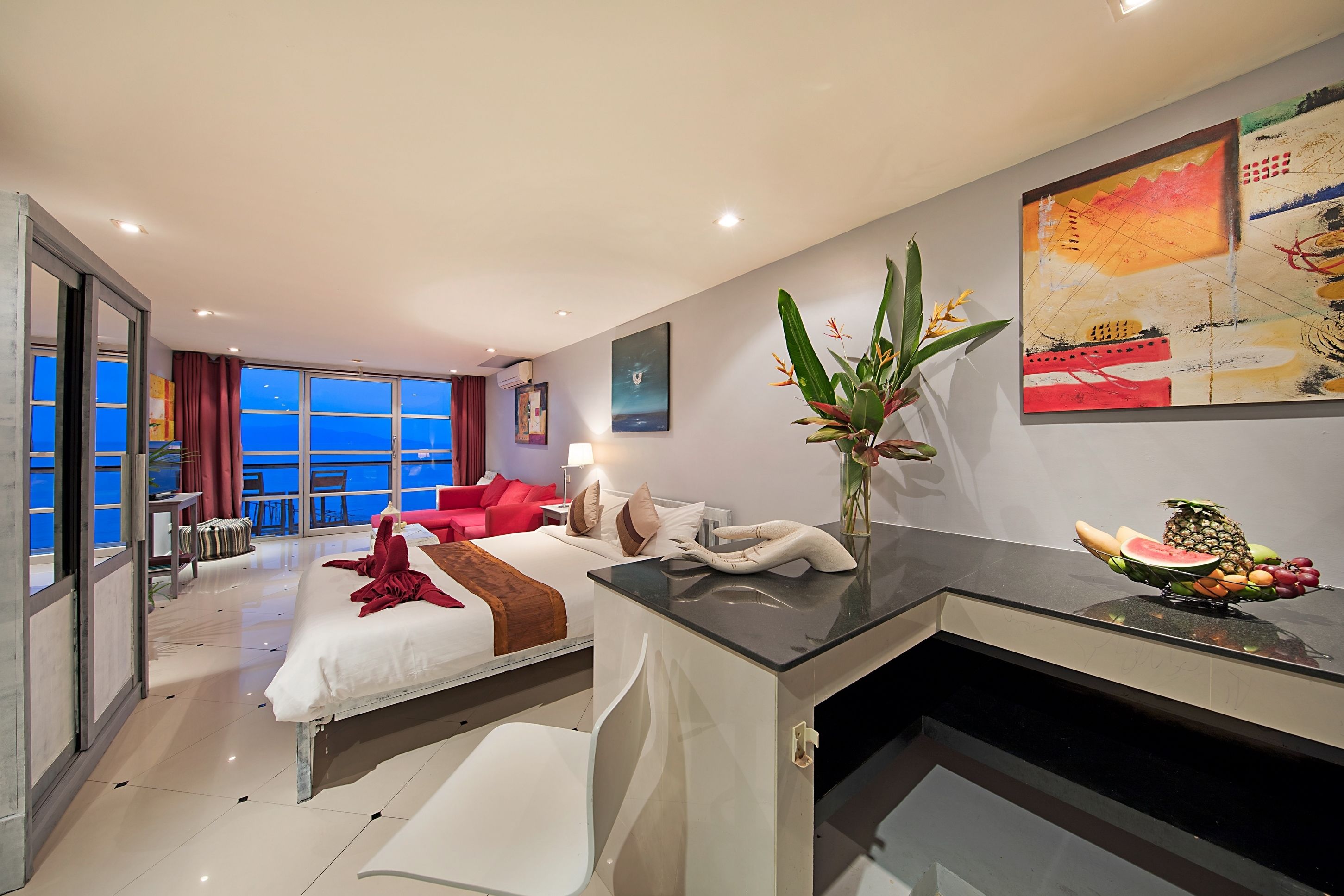 Habitación doble Deluxe, vista al mar | Caja de seguridad en la habitación, escritorio y cunas gratuitas 