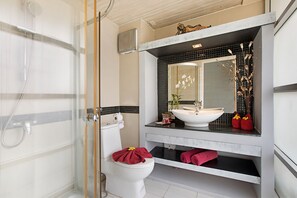 Deluxe Double Room, Sea View | Bathroom | Shower, free toiletries, hair dryer, towels - Enjoy Beach Hotel (Koh Samui)