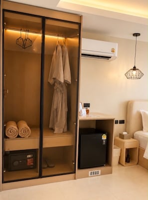 Superior Sea View | In-room safe, desk, cribs (free), WiFi (free)