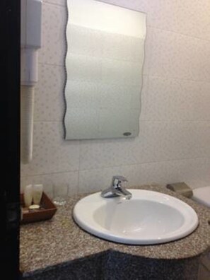 Shower, hair dryer, slippers, towels - Blue Ocean II Hotel (Da Nang)