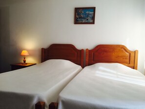 Chambre avec lits jumeaux | Rideaux occultants, draps fournis