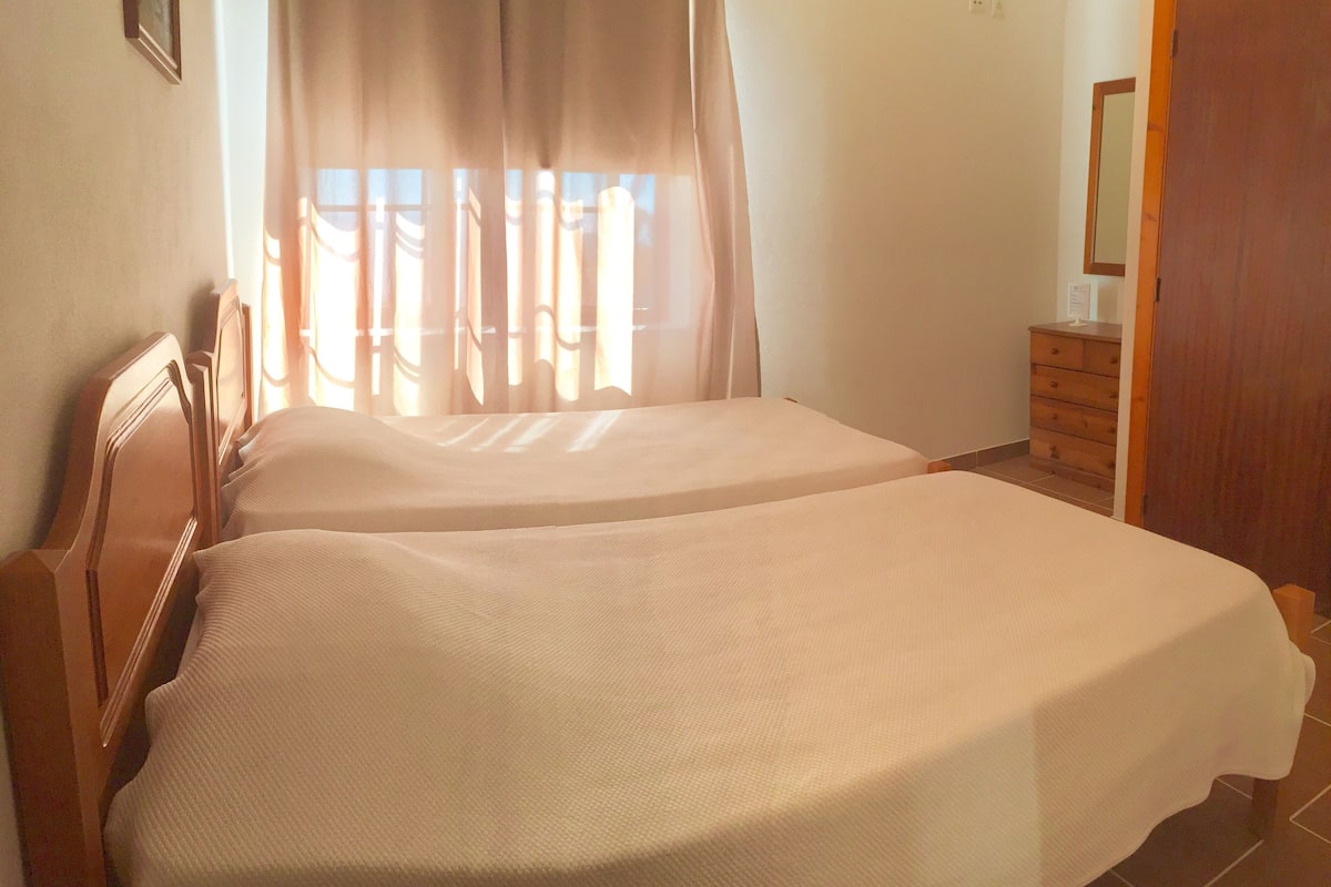 twin room | blackout curtains, bed sheets