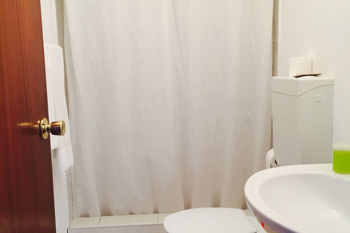 free toiletries, towels