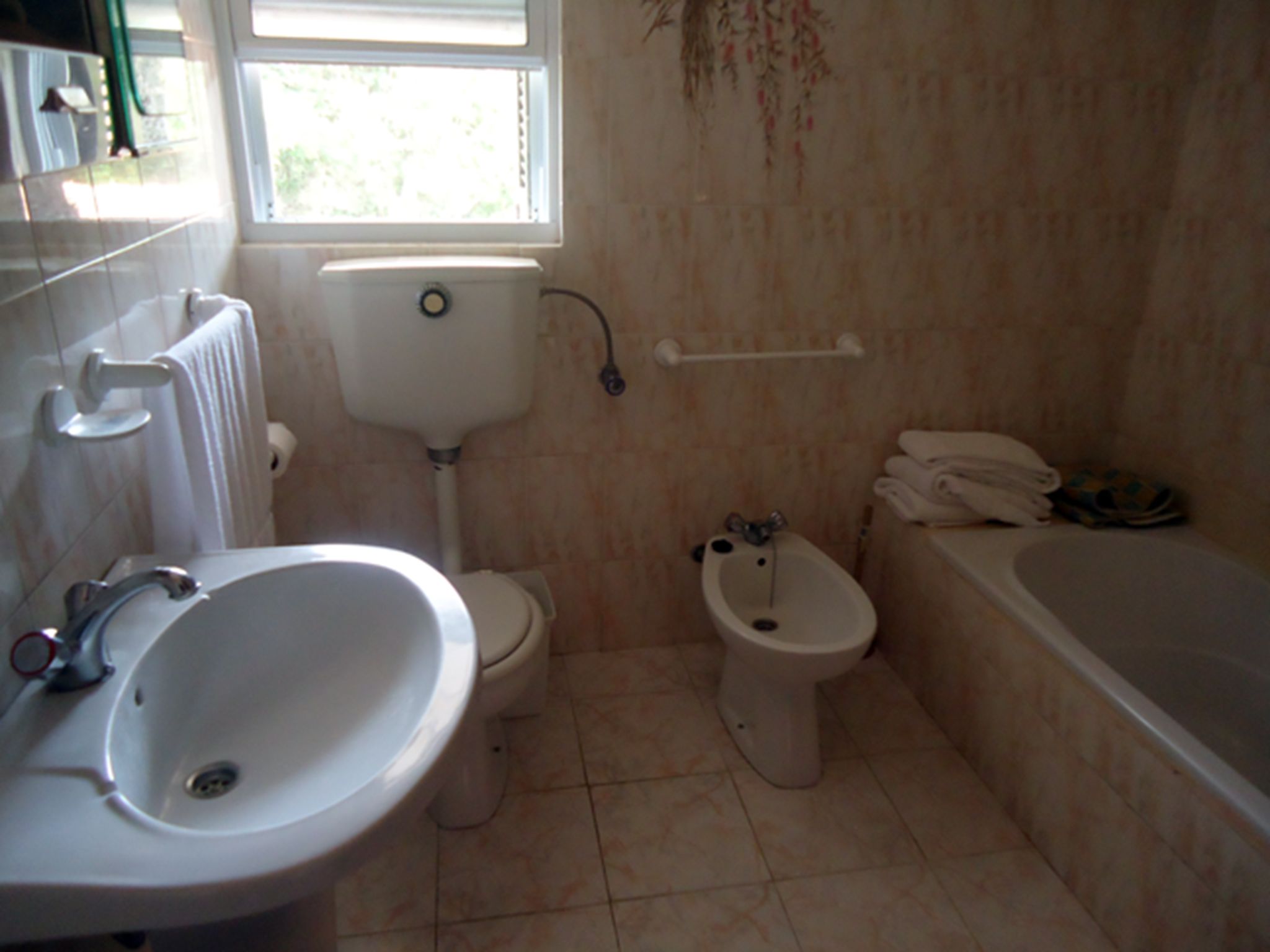 apartment, 2 bedrooms | bathroom | free toiletries, towels