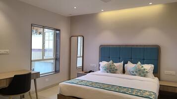 Suite | Minibar, in-room safe, soundproofing, iron/ironing board