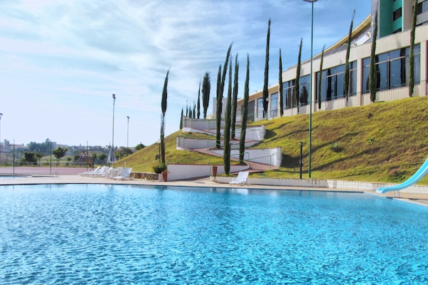 Piscine couverte, 2 piscines extérieures, parasols de plage
