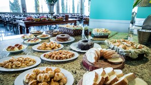 Ein Buffet mit verschiedenen Backwaren und Brot.