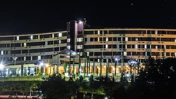 Fachada da propriedade à noite