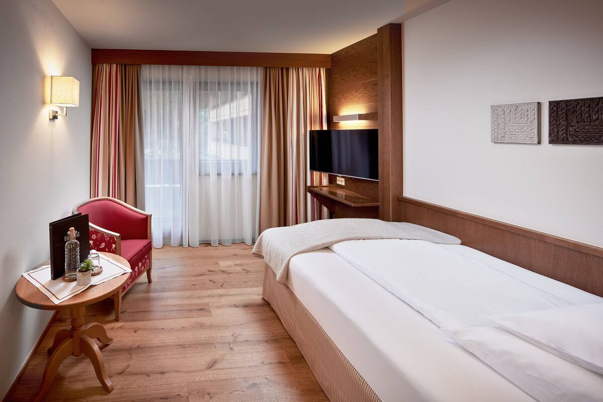 Basic Single Room (18m², max. 1) | In-room safe, blackout curtains, soundproofing, free WiFi