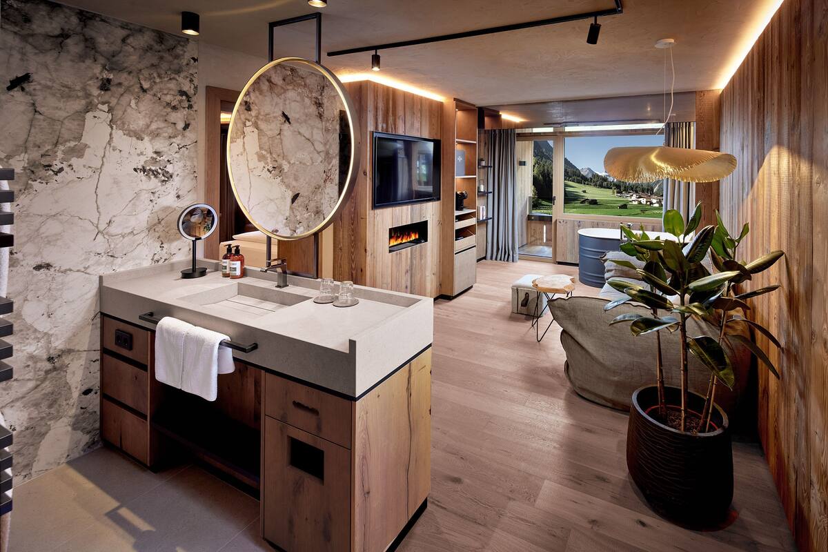 Studio-Suite with Mountain View and Balcony | Living area | Flat-screen TV, fireplace, table football, ping pong