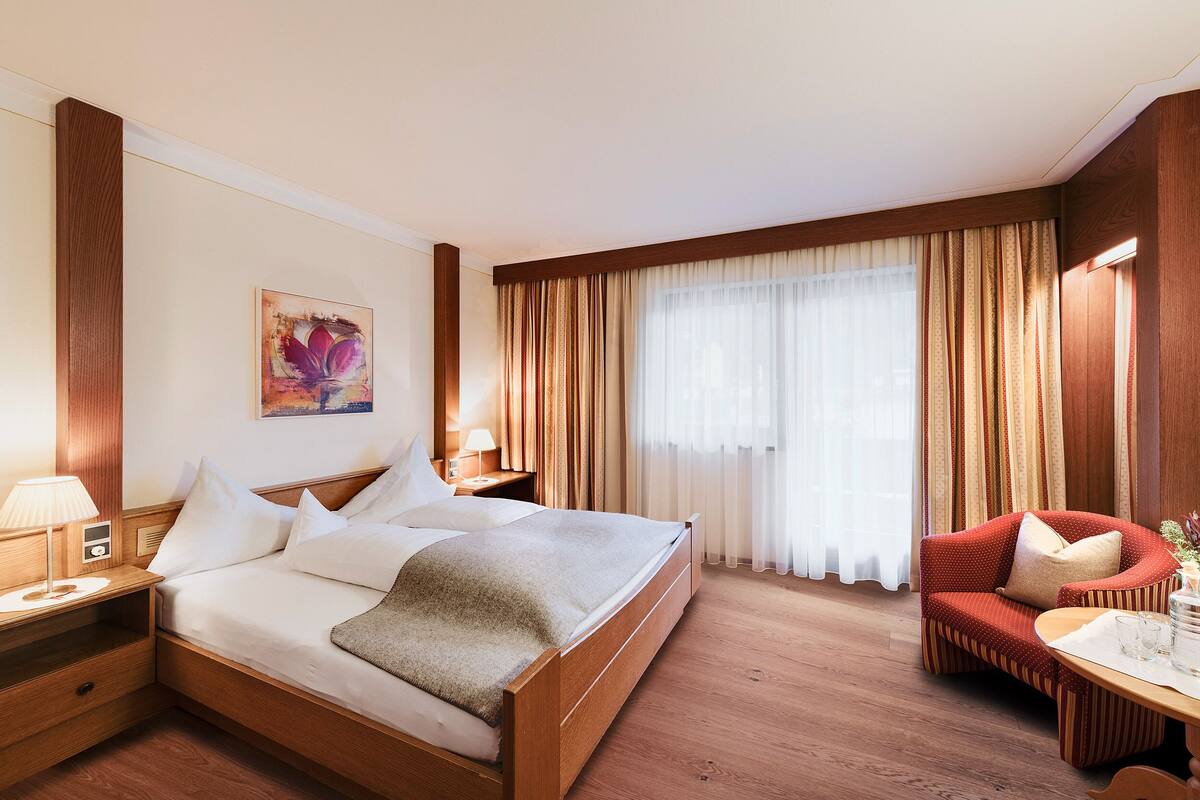 Double Standard Low Budget | In-room safe, blackout curtains, soundproofing, free WiFi
