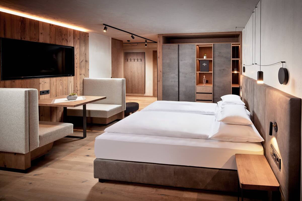 Alm-Suite Cosy Corner | In-room safe, blackout curtains, soundproofing, free WiFi