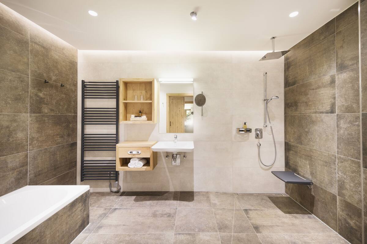 Country House Junior Suite - barrier free | Bathroom | Designer toiletries, hair dryer, bathrobes, slippers