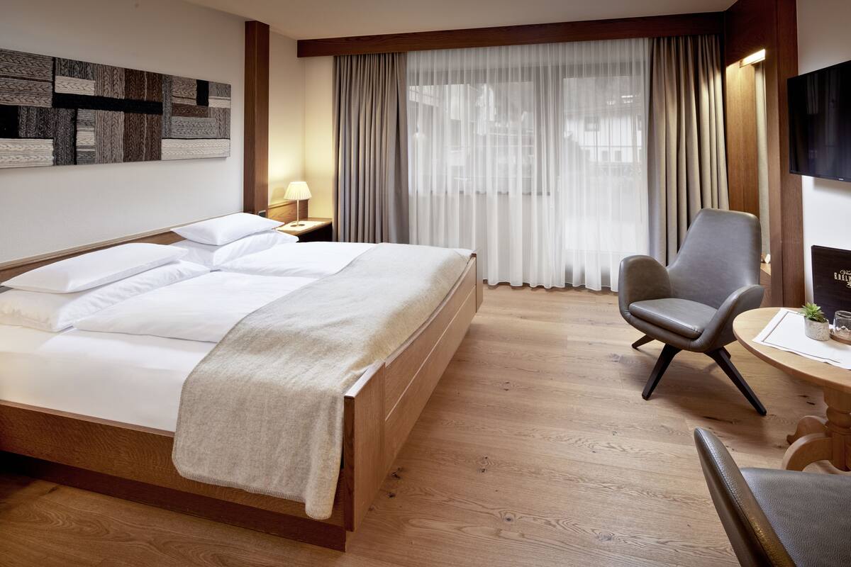 Double room Edelweiss with mountain view | In-room safe, blackout curtains, soundproofing, free WiFi