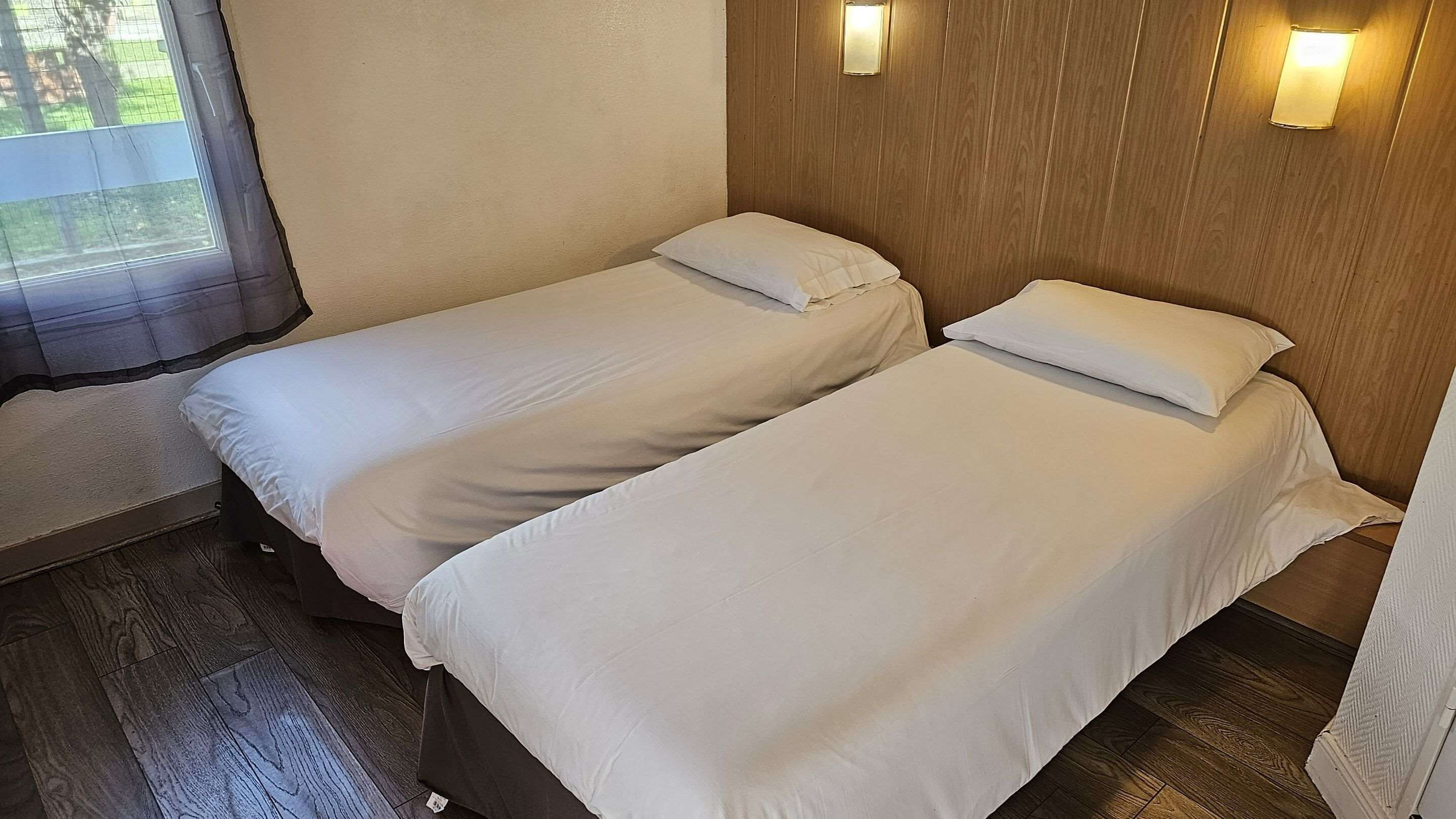 1 bedroom, premium bedding, desk, soundproofing