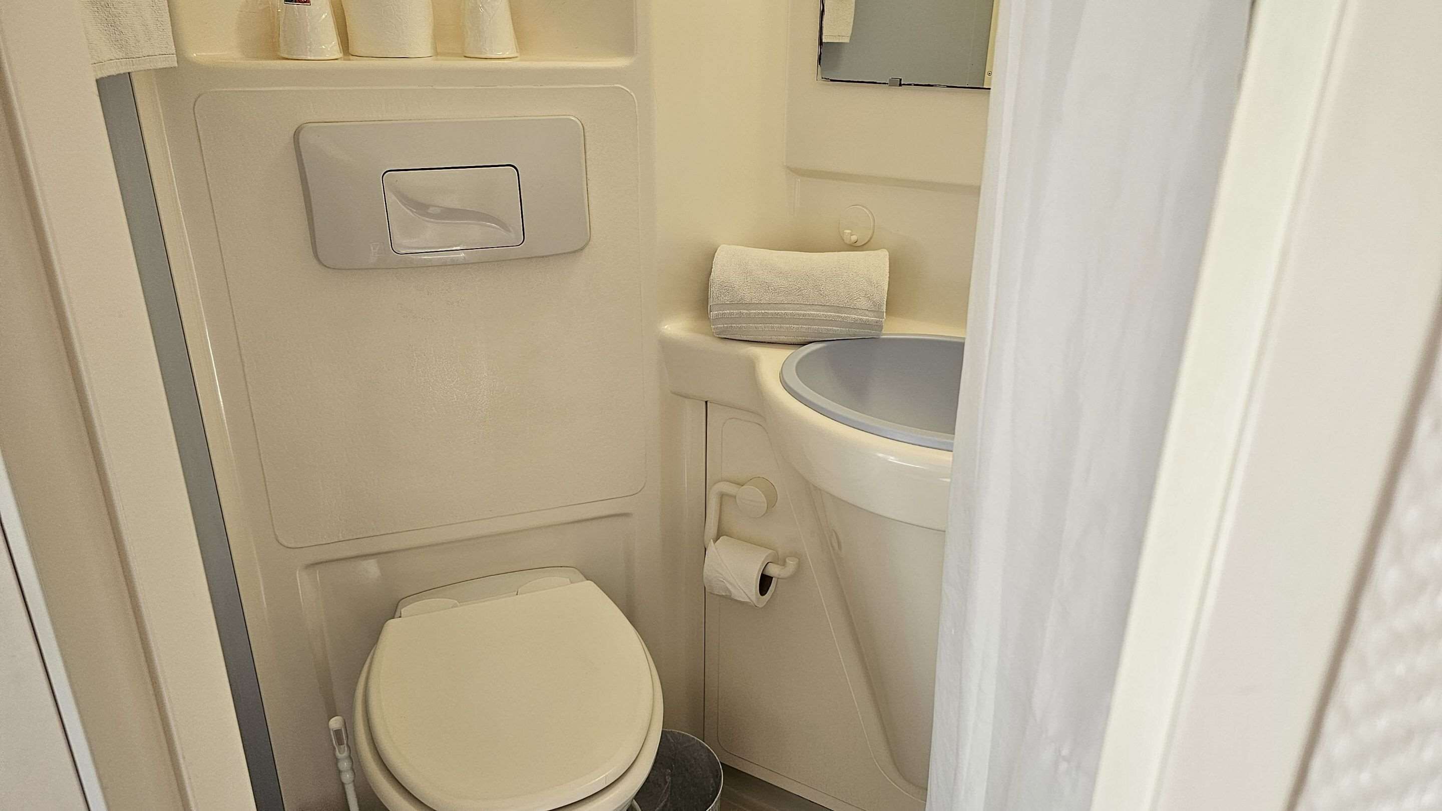 1 bedroom, premium bedding, desk, soundproofing