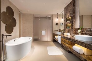 Separate tub and shower, rainfall showerhead, hair dryer, bathrobes - Hilton Wenchang (Wenchang)