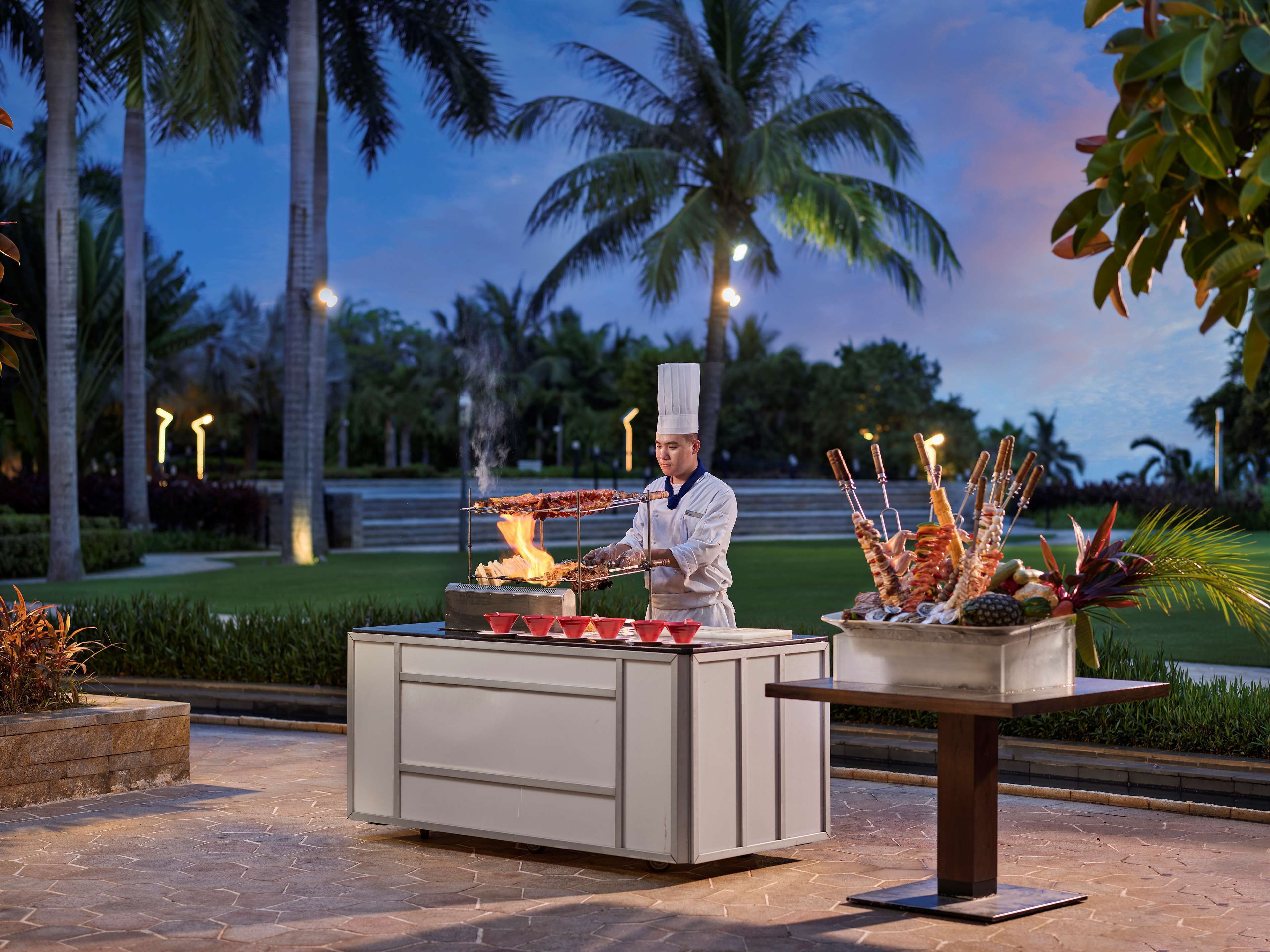 3 restaurants, breakfast, lunch, dinner served; international cuisine