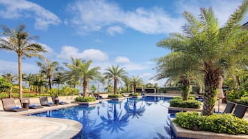 Kolam renang indoor dan 2 kolam renang outdoor