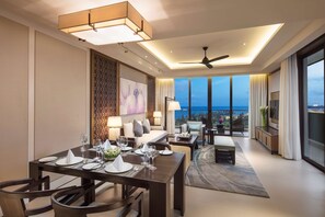 Ropa de cama de alta calidad y caja de seguridad en la habitación 