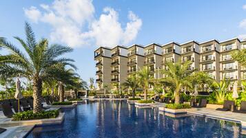 Alberca techada, 2 albercas al aire libre y sombrillas en la alberca