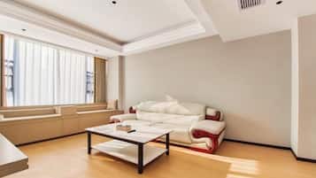 Een minibar, een kluis op de kamer, een wekker