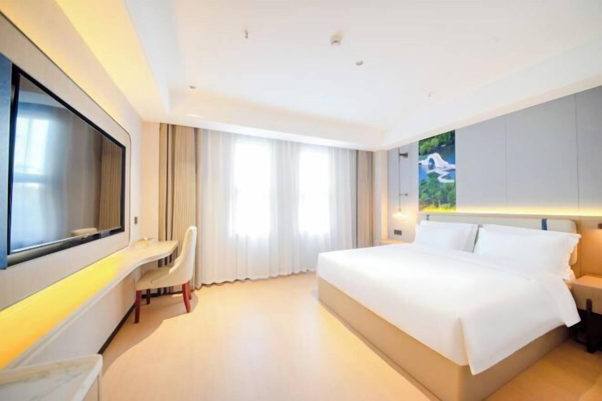 Minibar, in-room safe, alarm clocks