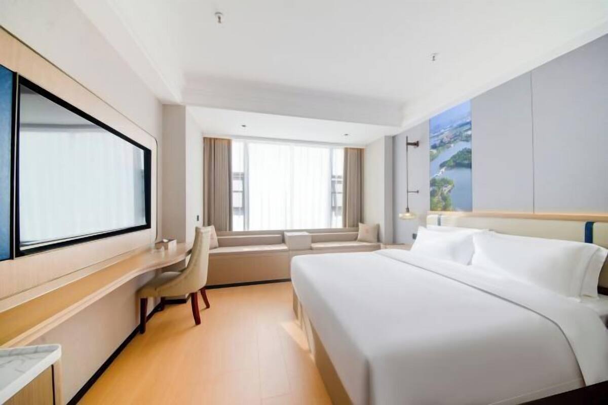 Minibar, in-room safe, alarm clocks