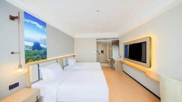 Een minibar, een kluis op de kamer, een wekker