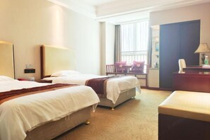 A hotel room with two beds, a desk, a chair, and a window. - Yiaihu Hotel (Huanggang)