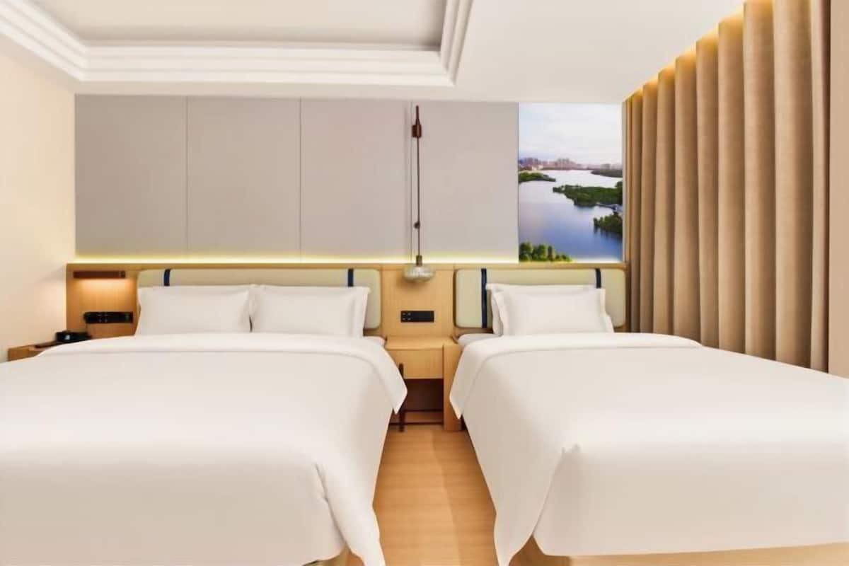 Minibar, in-room safe, alarm clocks