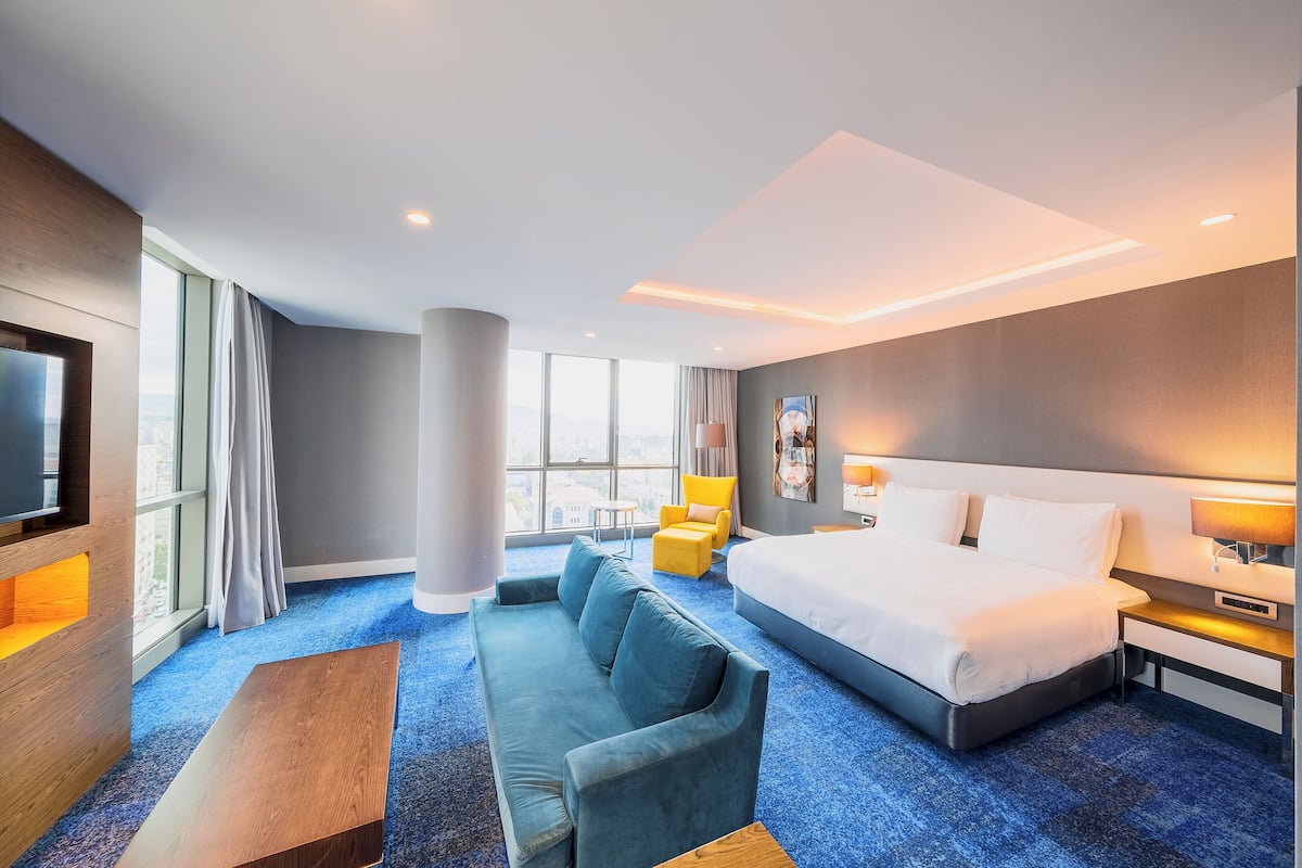 suite, corner | 1 bedroom, in-room safe, desk, laptop workspace