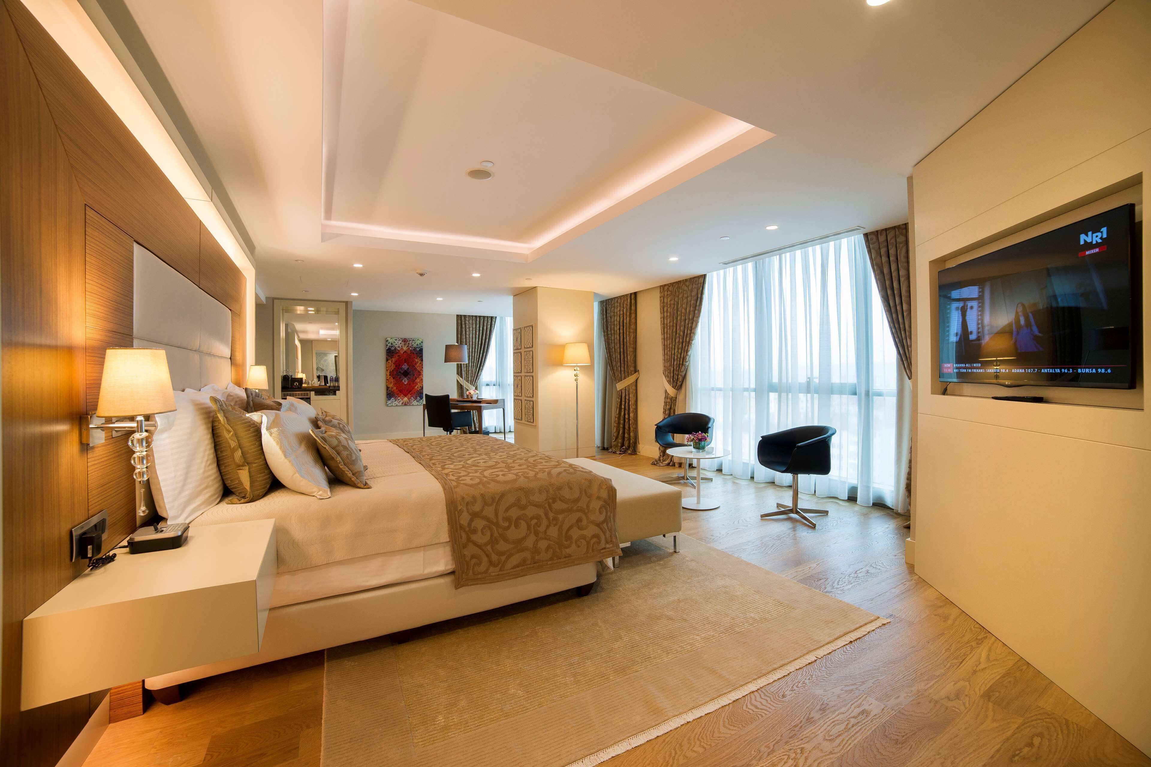 Suite presidencial | Caja de seguridad en la habitación y escritorio 