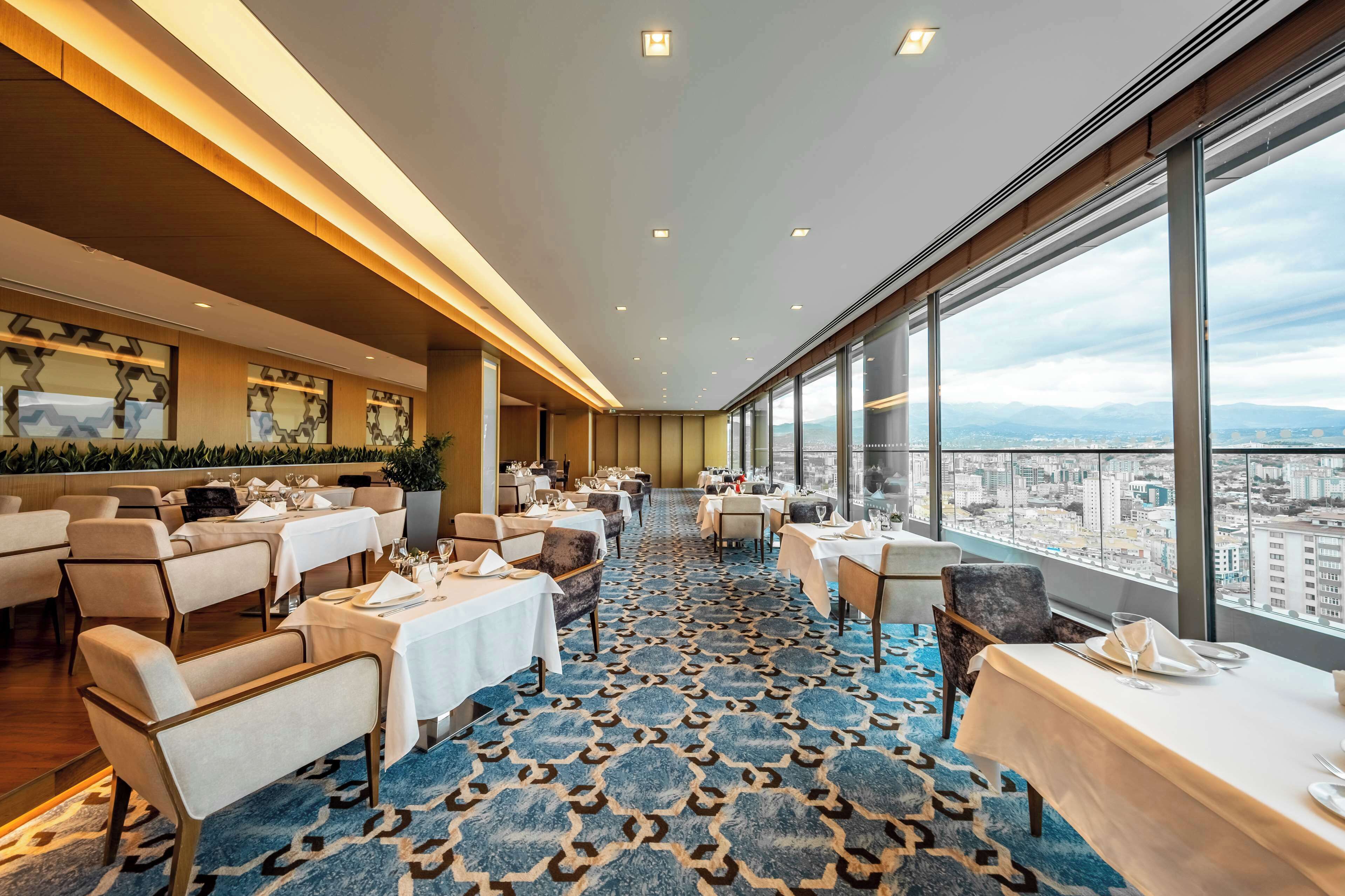 2 restaurants, breakfast, dinner served; international cuisine