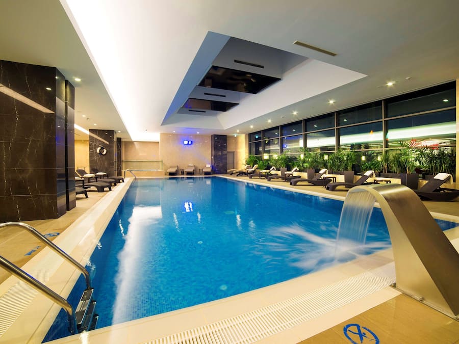 Hồ bơi trong nhà, mở cửa từ 8:00 đến 22:00, lều miễn phí