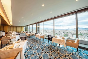 2 restaurants, breakfast, dinner served; international cuisine