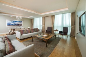 In-room safe, desk, laptop workspace, blackout curtains - Radisson Blu Hotel, Kayseri (Kayseri)