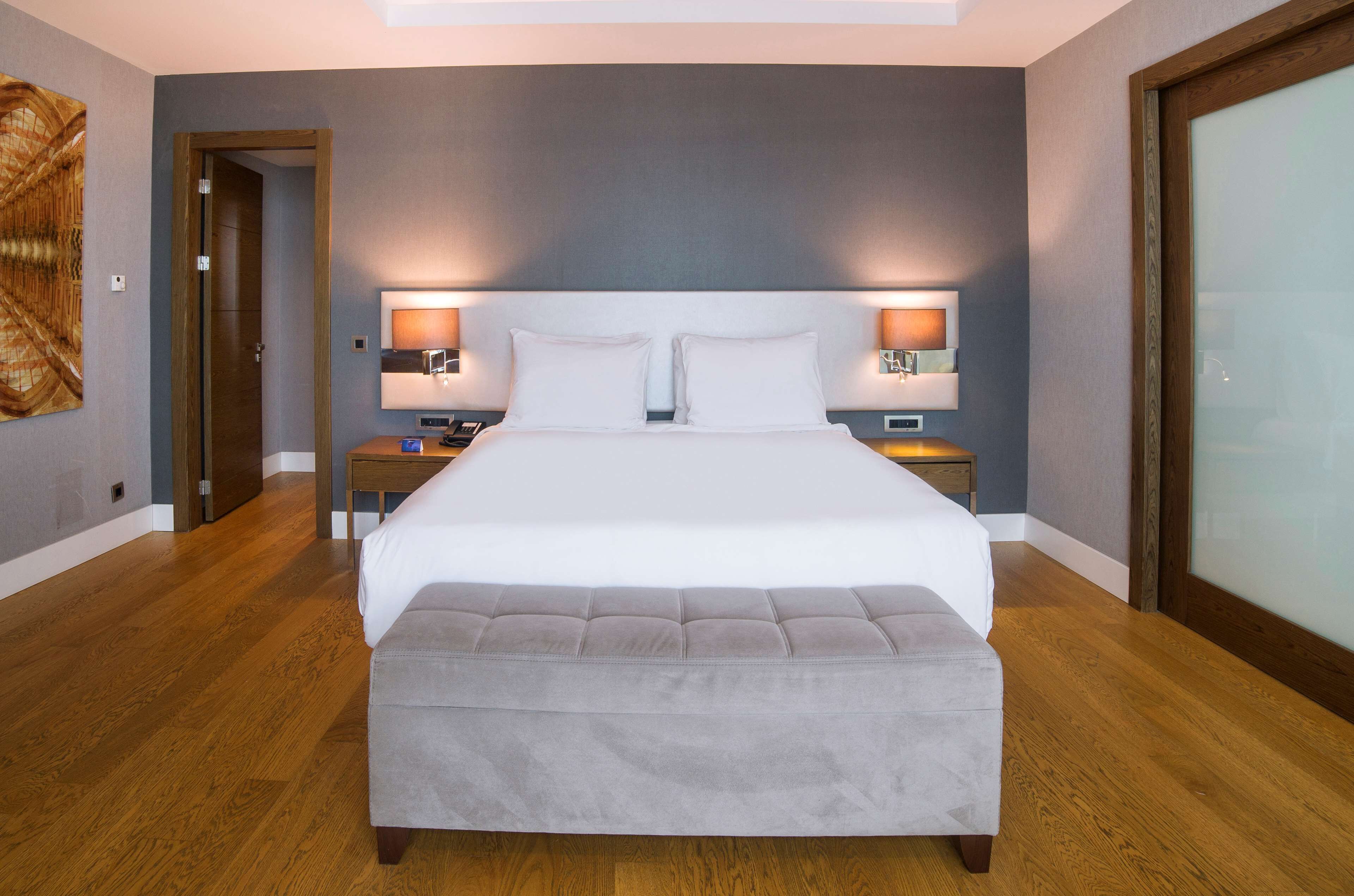 Suite, 1 soverom | Safe på rommet, skrivebord og skrivebord for bærbar PC