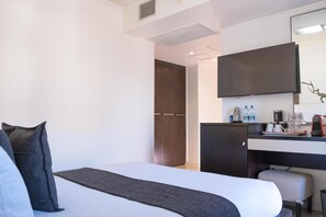 Minibar, in-room safe, Internet - The Nicol Hotel (Johannesburg)