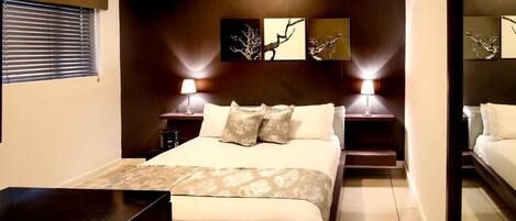 Frigobar, cofres nos quartos, acesso à internet de alta velocidade