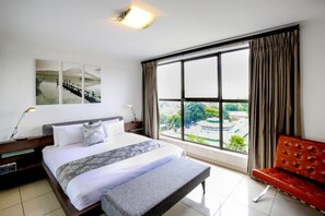 Minibar, in-room safe, Internet - The Nicol Hotel (Johannesburg)