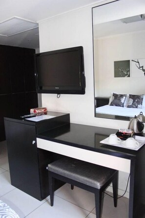 Minibar, in-room safe, Internet - The Nicol Hotel (Johannesburg)
