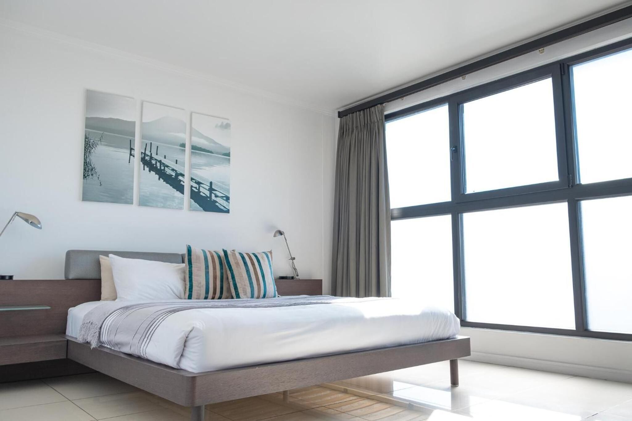 Minibar, caja de seguridad en la habitación y internet 