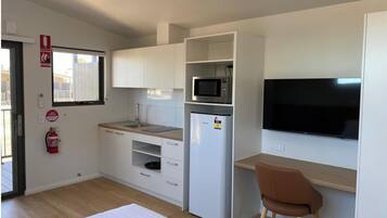 Deluxe Studio Room - Sleeps 2 | Private kitchen